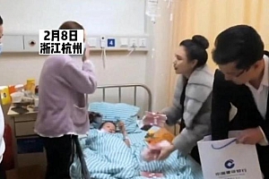 江西遭鞭炮炸伤男孩获好心人捐款20万,男孩母亲抱着好心人失声痛哭