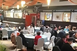 入住酒店开窗变“饭景房”直呼奇葩:隔音效果还不错!