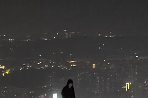 广州2男子爬上360米高楼塔尖?假的 网友:很好,成功骗到了我