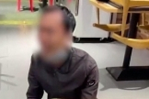 男子无钱买单下跪称被骗 最后是另外一桌客人帮其买了单