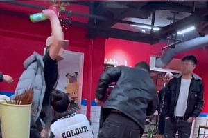 警方回应西安一饭店多人用酒瓶互抡:寻衅滋事刑拘