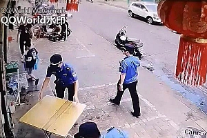 城管没收孩子作业桌 官方:责令道歉