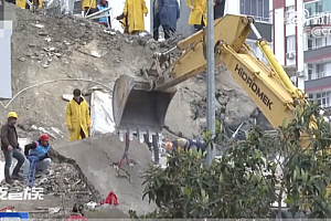 土耳其地震灾区多栋房屋完全坍塌  搜救难度非常大不少居民处于失联状态