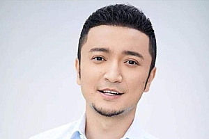 央视主持人尼格买提妻子承认离婚 帕夏手机怼脸自拍不惧镜头