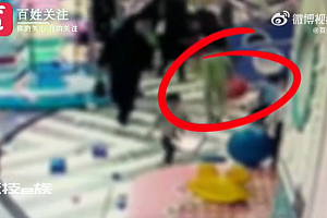 男孩游乐场殴打4岁男童:连踹多脚 男童家长报警