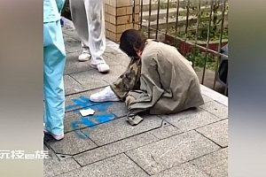 女子感情受挫独自坐街头落魄精神失常 女孩爱人先爱自己啊