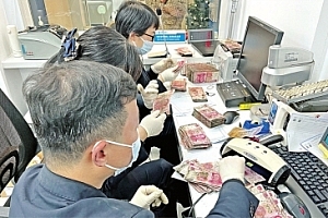 女子将25万现金放到发霉 原本是准备给儿子结婚用