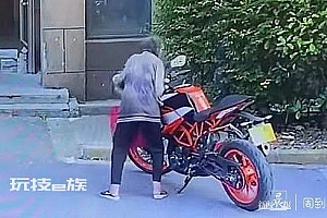 推倒摩托车老人去世后车主仍索赔:不能让他们觉得 拿老年人没有办法