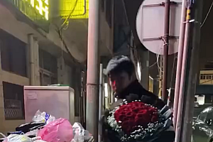 男子垃圾桶旁捡玫瑰送妻子 情人节的垃圾桶成了“致富秘笈”?