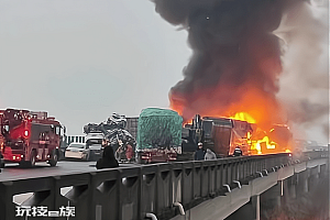 湖南高速车祸亲历者:事发前突现白雾 逃出后车辆起火