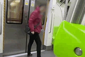 北京一女子故意在地铁车厢内吐口水已被拘!网友:大快人心