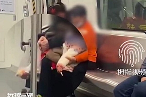 大妈在地铁里抽烟还给娃点烟 律师:教唆孩子抽烟违法