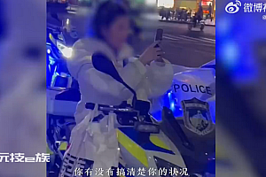 女子擅坐警车拍照还对交警撒娇 三次警告强制带离