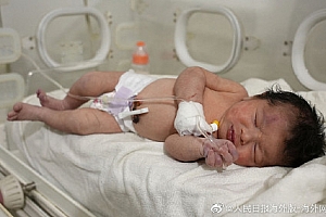 地震获救女婴脐带仍与遇难母亲相连 父母双双遇难