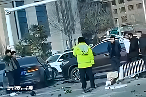 司机无证驾驶连撞多车致1人死亡 现场惨烈一片狼藉