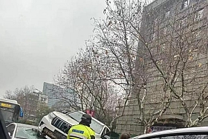 奔驰女车主遭遇离奇车祸当场吓哭,后车司机还原现场:车从头上来