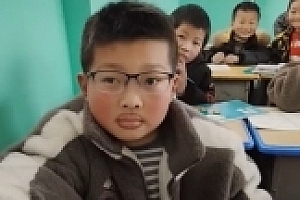 小孩吃辣条把嘴吃出唇线