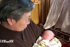30岁男子发现56岁老妈生二胎 独子喜当哥百感交集