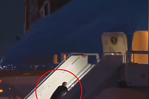 拜登额头摔出黑色肿块?白宫辟谣:那不是拜登,是工作人员