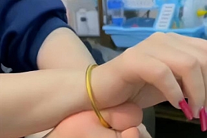 爆笑!女子脚趾伸进手镯被卡住 费劲九牛二虎之力