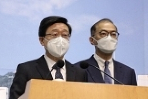李家超谈将取消口罩令:在室内外及搭乘公共交通不用戴口罩