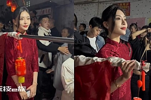 女生穿旗袍扛标旗慢步不断眨眼扭头观察四周,颜值令网友不淡定!