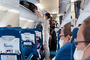 一航空空姐制服别具一格 这样穿又美又飒不一定穿黑丝才美