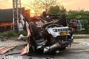 越南发生严重交通事故 8人死亡客车相撞后翻车变形
