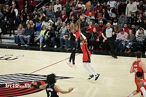 利拉德冲上全美热搜榜第一位 NBA历史最年长70+先生