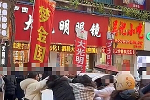宿州多人打架女子疑被扒裤警方介入 男人、小三、老婆与群殴!