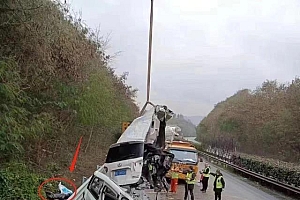 韵达快递货车与面包车相撞致6死1伤!太惨了,直接切为两半!