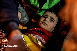 土耳其男童一句话逼哭搜救人员:我弟弟还很小,他可能会死掉…