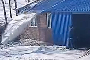 男子屋内放二踢脚清除屋顶积雪 省时省力而且干净