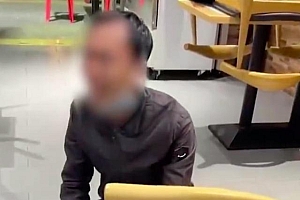 3人餐馆吃饭 男子无钱付款下跪求情 店主无可奈何