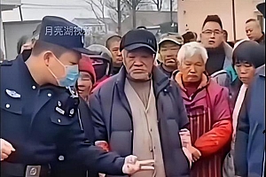 老人拦婚车被民警拖走 网友:这老人难道是没有儿女吗?