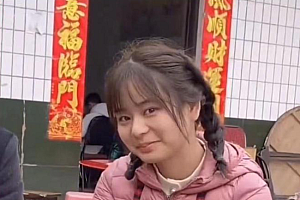 男子相亲遇扎麻花辫戴围裙的女生,女孩看镜头时害羞微笑:心动了,但不知道她能不能看上我