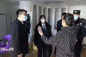 女子抵押房产投资影视剧本失利,占房逾四个月被强制执行,法警将其带离现场