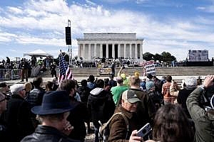 美国反战人士举行游行 要求美国停止向乌克兰提供军事支持
