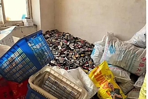 旧手机被换菜刀女子开80公里赎回:存有孩子从婴儿起的照片