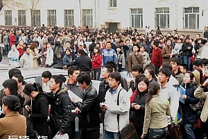 工价下跌工厂仍大排长龙 打工人的路在何方?