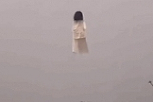 网友拍人形风筝惊呆众人