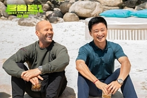 吴京晒与杰森·斯坦森巨齿鲨2合影 定档于暑期上映