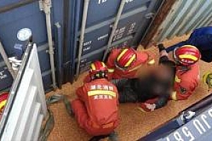消防救出被粮食埋压司机:将男子从粮堆中“拔”出