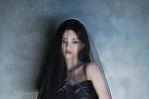 杨超越黑纱遮面造型 “我的暗黑系女友”