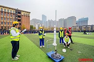 中学生成功发射自制火箭,放飞航天梦