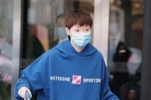 王曼昱赴新加坡,身穿蓝色卫衣黑色裤子,外形非常亮眼