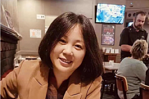 女老板破产后到国外洗碗 东山再起 坦言从没想过有这一天