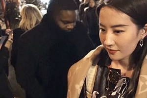 刘亦菲被国外粉丝叫木兰 与女粉丝贴贴与男粉丝保持距离哦