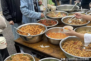 大学生组团打卡工地食堂:13元1位,饭菜自选管饱!