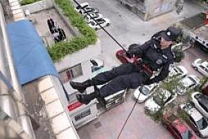 95后空姐转行当特警 训练按男队员标准执行 背后的原因让人想不到